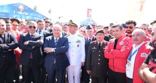 T3 Vakfı Mütevelli Heyeti Başkanı ve TEKNOFEST Yönetim Kurulu Başkanı Bayraktar AİÇÜ Standında