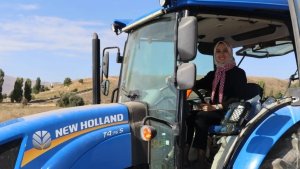 Kaymakam Duman traktör binip, patates hasat etti