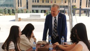 Rektör Levent, yeni eğitim-öğretim dönemi haftasında öğrencilerle buluştu