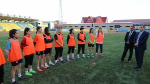 İl Müdürü Çelebi, Kadın Futbol Takımını ziyaret etti