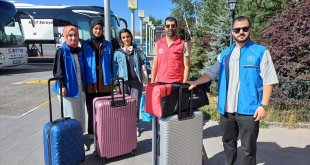 Ağrı'ya gelen üniversite öğrencileri çikolata ve çiçeklerle karşılandı