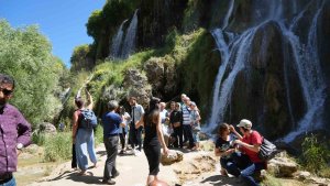 Üniversite öğrencilerinin gelmesiyle Girlevik Şelalesinde yoğunluk oluştu