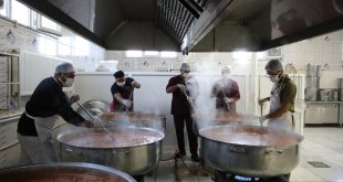 Van'da öğretmenevi mutfağında hazırlanan yemekler öğrencilere ulaştırılıyor