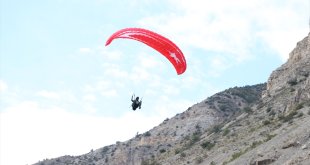 Şampiyon yamaç paraşütçü, hazırlıklarını Uzundere'nin sarp dağlarında yapıyor