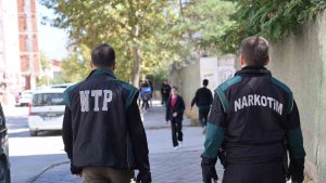 Elazığ'da polis, okul önlerinde kuş uçurtmuyor