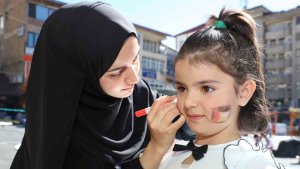 Yetimler Vakfı'ndan 'Filistinli çocuklar için çiz' etkinliği