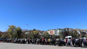 Motosikletçiler Oltu'da şov yaptı