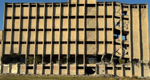 Bitlis'te atıl durumdaki 6 katlı binanın yıkımı yapıldı