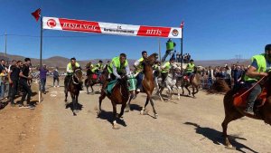 Karlıova'da at yarışları renkli görüntüler oluşturdu