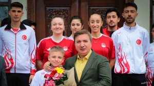 Erzincanlı sporcular Vali Aydoğdu'yu ziyaret etti