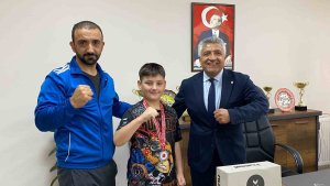 Minik boksörden Tuşba Gençlik ve Spor Müdürü Esen'i ziyaret etti