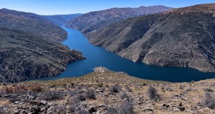 Elazığ, Diyarbakır ve Malatya'nın sınırının kesiştiği noktadaki baraj gölü manzarası dronla görüntülendi
