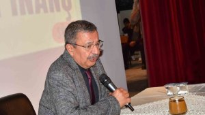 Ahlat'ta araştırmacı yazar Hayati İnanç söyleşisi yoğun ilgi gördü