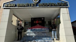 Ağrı'da "dur" ihtarına uymayan araçta 18 bin 100 paket gümrük kaçağı sigara bulundu