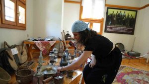 Ahmet Kutsi Tecer Kültür Evi genç, yaşlı, yerli ve yabancı birçok ziyaretçiyi ağırlıyor