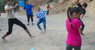 Hakkarigücü, futbol tutkusuyla tanınan 12 yaşındaki kız çocuğuna sahip çıktı