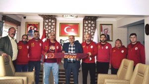 Taraftar grubundan öğrencilere malzeme desteği