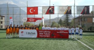 Hakkarili kızlar futbolda U15 ve U17 Milli Takım seçmelerinde ter döktü