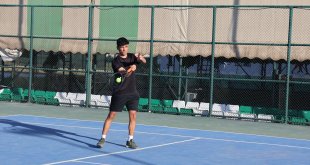 Iğdır'ın genç tenisçileri artık Türkiye'nin en iyi liginde raket sallayacak