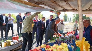 Muş Valisi Çakır, yerel üreticileri destekleyerek doğal sebze ve meyve satışını teşvik etti