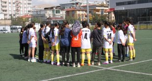 Van'da kız futbolcular milli takıma girebilmek için mücadele etti