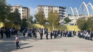 AFAD ekiplerinden öğretmen ve öğrencilere afet farkındalık eğitimi