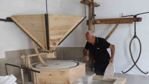 Gurbetten sılaya döndü, baba yadigarı su değirmenini yeniden çalıştırdı