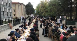 Erzincan Valiliği kentteki üniversite öğrencilerine yöresel ürünlerle kahvaltı verdi