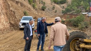 Muhtar Çiftçi: "Vatandaşlarımızın daha rahat seyahat edebilmeleri için yolları onarıyoruz"