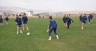 Yüksekova'nın kadın futbolcuları, takım otobüsü desteğine galibiyetle karşılık vermek istiyor