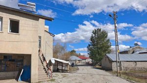 Ağrı'da köy yolu yenileme çalışmaları devam ediyor