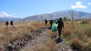 Gençler ve çocuklar, Ağrı Dağı eteklerindeki ormanda temizlik yaptı