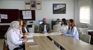 Kadın öğretmenler devamsızlık yapan kız öğrenciler için sahada