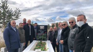 Merhum Gazeteci Daşdelen mezarı başında dualarla anıldı