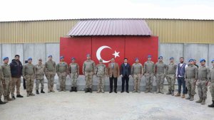 Vali Usta, üs bölgesinde Mehmetçik ile bir araya geldi