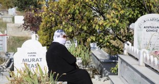 Van depreminde hayatını kaybedenler kabirleri başında anıldı