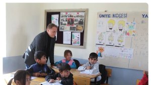 Kaymakam Koşansu köy okullarına kırtasiye yardımı yaptı