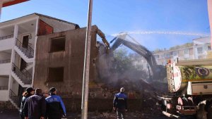 Bingöl'de metruk yapılar bir bir yıkılıyor