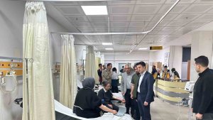 Horasan'da öğrenci servisi ile kamyonet çarpıştı: 8 yaralı