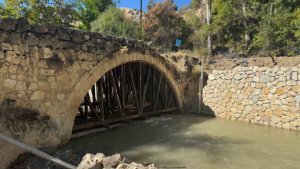 Depremin tahrip ettiği 300 yıllık tarihi köprü ayağa kaldırılıyor
