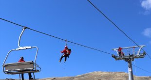 Hakkari'de JAK timi kayak sezonu öncesi tatbikat yaptı