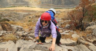 Hocasının yönlendirmesiyle başladığı dağcılıkta Türkiye'nin en yüksek 3 zirvesine tırmandı