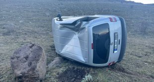 Kars'ta şarampole devrilen araçtaki 2 kişi yaralandı