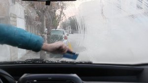 Erzincan ve Bayburt'ta soğuktan araç camları buz tuttu