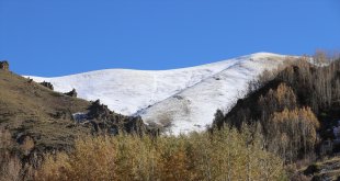 Ağrı dağlarının zirvesi beyaza, etekleri ise sonbahar renklerine büründü