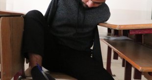 Doğuştan kolları olmayan Halil, yüzme ve futbolla hayata sarılıyor