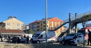 Ağrı'da 2 otomobilin çarpışması sonucu 3 kişi yaralandı