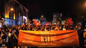 Muş'ta Cumhuriyet Bayramı "fener alayı" yürüyüşü ile kutlandı