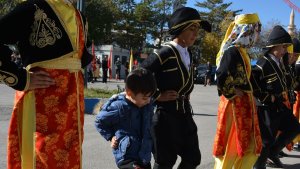 Minik seyirci halk oyunları ekibine eşlik ederek izleyenleri gülümsetti
