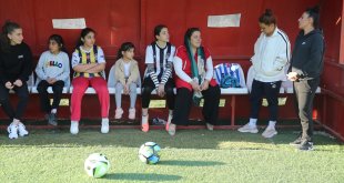 Hakkarigücü, "Güllerimiz Solmasın Projesi" ile yetenekli kızları futbola kazandırıyor